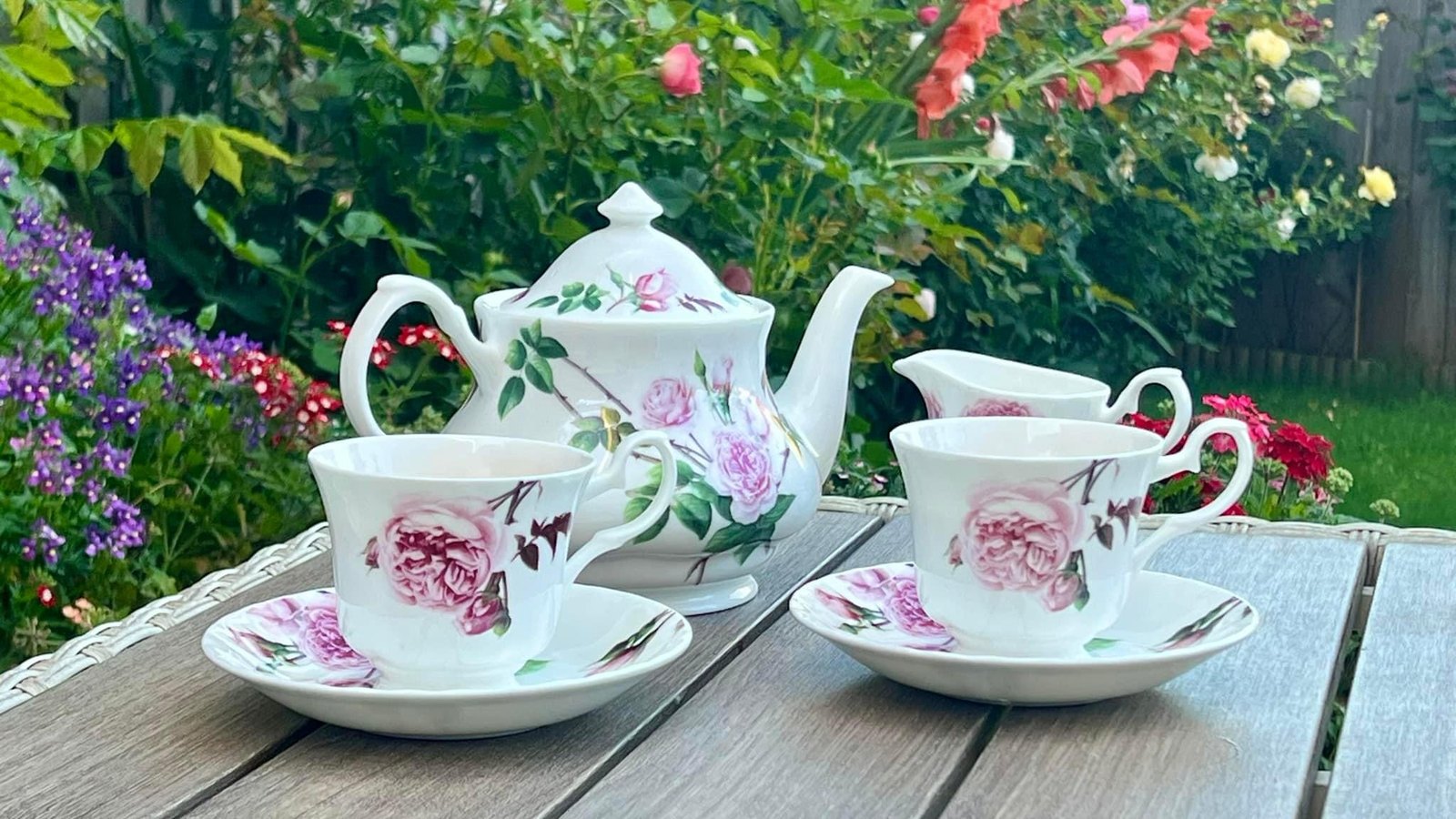Guests sharing tea in the Bloomvibes garden